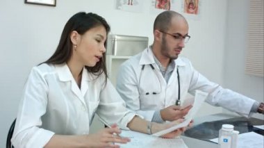 Çalışma kağıtları ve xray görüntüleri, telefon görüþmesi, onların okul sırası haplara reçete iki meşgul doktor