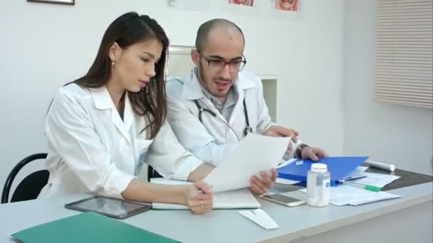 Codzienności pracowników medycznych w biurze — Wideo stockowe