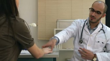 Mutlu erkek doktor kadın tarafından tıbbi ziyaret için ödenen para sayma