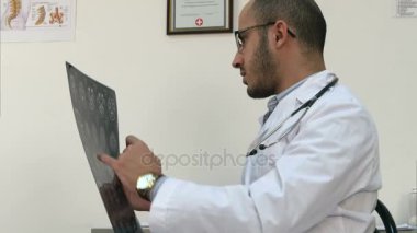 Genç radyolog bilgisayarlı beyin tomografisi incelenmesi