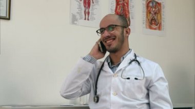 Gülümseyen erkek doktor neşeli telefon sohbet
