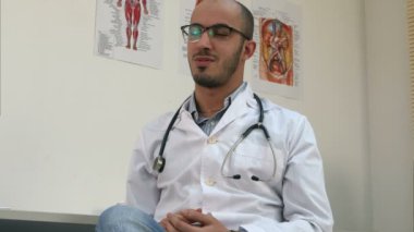 Olumlu erkek Doktor hastaya söz Office