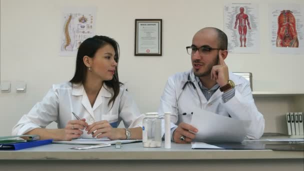 Dos trabajadores médicos charlando causalmente mientras tienen descanso — Vídeos de Stock
