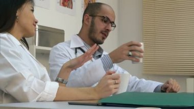 Sağlık personeli kahve molası sırasında sohbet