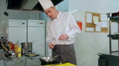 Şef yapıyor sebzeli flambe