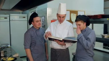 Genç kitabı elinde Şef ile pozitif tartışma kursiyer yemek
