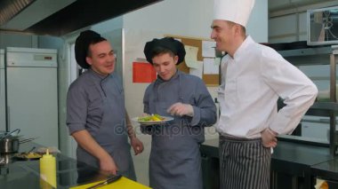 Genç Şef tarafından yapılan deniz ürünleri yemek tatma kursiyer yemek