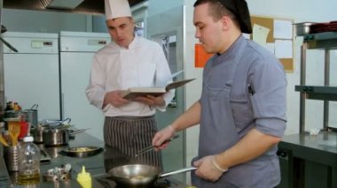 Şef Aşçı stajyer karides nasıl talimat kitabı ile