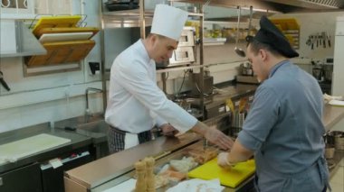 Tablet tutarak ve onun stajyer mantar kesmek nasıl talimat Şef