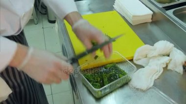 Brokoli doğrama profesyonel şefler eller