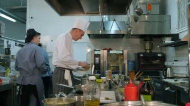 Ekmek kızartma ve konuşmaya önce yağ Şef stajyer pişirmek