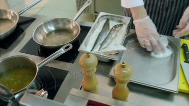 Balık unu ile breading şefler eller