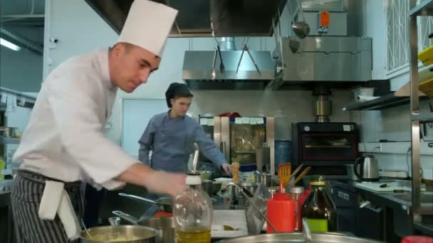 Processus de cuisson occupé dans la cuisine professionnelle — Video