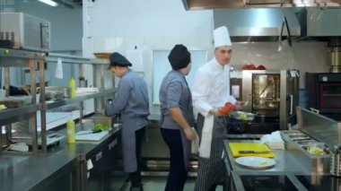 Pan fırından alarak ve telefon görüşmesi cevap Şef