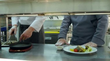 Baş şef yardımcısı nasıl balık bir demir tepside servis gösterilen