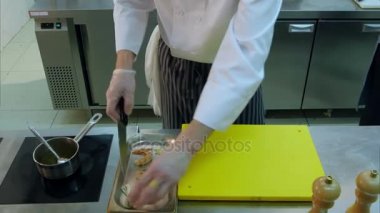 Karides ile birlikte doğranmış mantar koyarak ve sosu karıştırarak profesyonel şefler eller