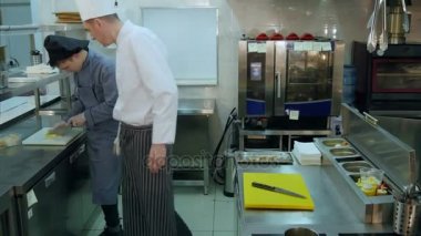 Ne kadar genç stajyer kesme limon izlerken baş şef