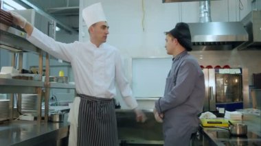 Baş şef onun yeni stajyer mutfak gösterilen