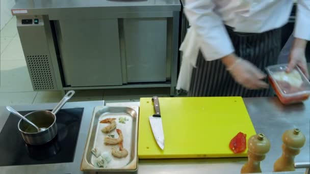 厨师手分化腌的红辣椒和把它连同其他材料 — 图库视频影像