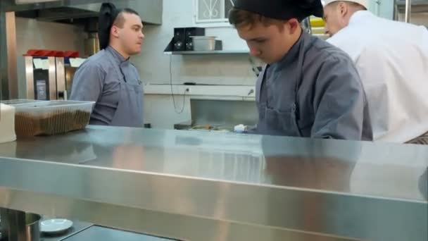 Le cuisinier stagiaire verse de la sauce sur de délicieuses crevettes aux citrons — Video