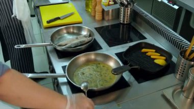 Restoran mutfakta yemek iş yerinde iki meşgul şefler