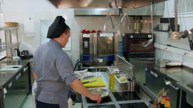 Kafa chef malzemeler ise erkek aşçı otlar bir tavada yağı ekleyerek arama