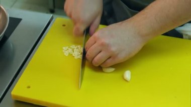 Sarımsak kıyma özel kurulu üzerinde eller erkek aşçılar