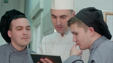 Onun eğitim bir şey dijital tablet üzerinde gösterilen Şef konsantre