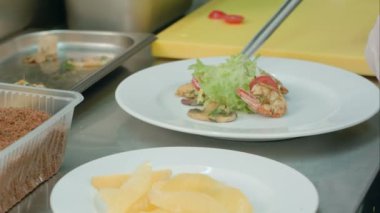 Şefler erkek el deniz ürünleri meze beyaz bir tabağa yapma