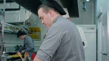 Petrol bir tava üzerinde koyarak stajyer aşçı