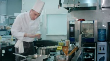 Bir tavada kızartma önce ekmek yağ Şef