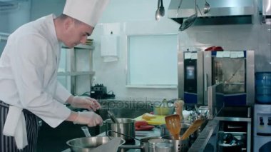 Patates püresi ile bir bıyık profesyonel mutfakta yemek meşgul Şef