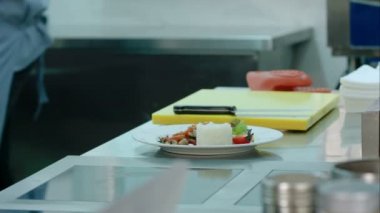 Şefler eller bir tabakta sebze ile pirinç sosu ekleme