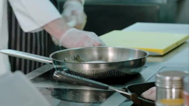 Şef onun işyeri ocakta pişmiş yemek sırasında temizleniyor