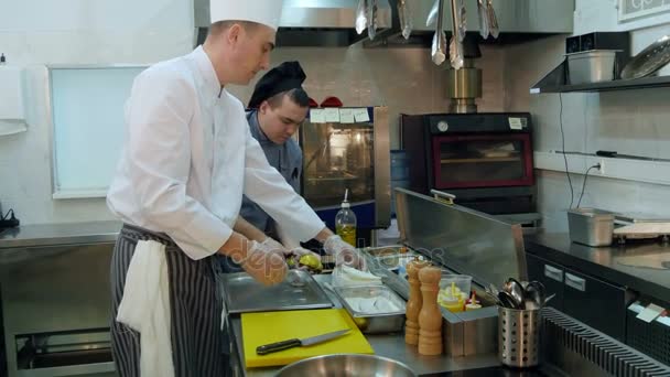 Cuisson masculine mettant du poisson fariné sur un plateau et enrobant le filet de poisson de farine — Video