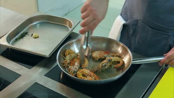 Chef freír camarones reales en una sartén y añadir aceite de girasol — Vídeo de stock