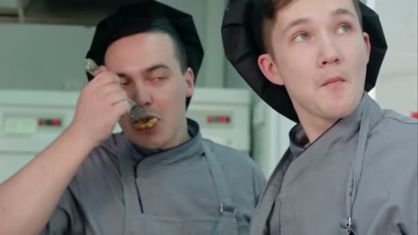 Dois cozinheiros trainees desfrutando de salada de camarão cozida pelo chef — Vídeo de Stock