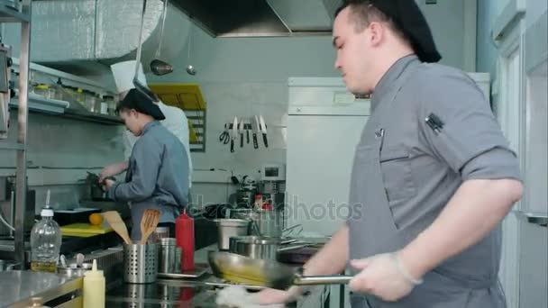 Chef mostrando aos jovens estagiários como cortar laranja — Vídeo de Stock