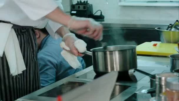 Erfahrene Köche männliche Hände Kochen Mahlzeit auf einem Herd — Stockvideo