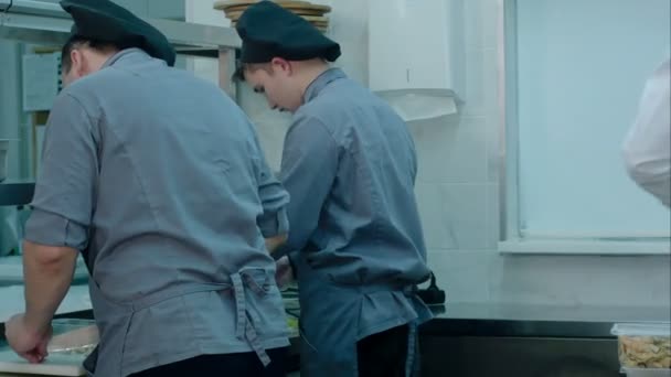 Profesyonel mutfak aşçılar ve yemek hazırlama Şef meşgul ekibi ile — Stok video