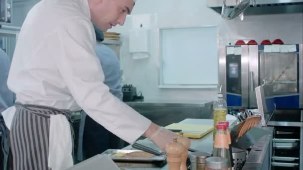 Upptagen kockarna arbetar matlagning i restaurangköket — Stockvideo