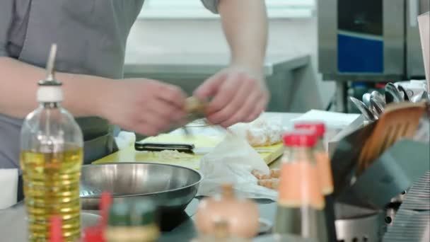 Cuochi mani maschili mettendo gamberetti reali su una padella per friggere — Video Stock