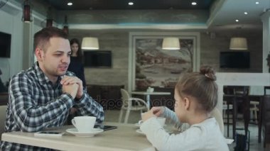 Cafe ailesinde. Baba ve kızı toplantı anne.