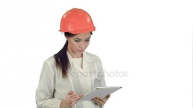 Beyaz arka plan üzerinde tablet bilgisayar kullanarak kask içinde kadın mühendis