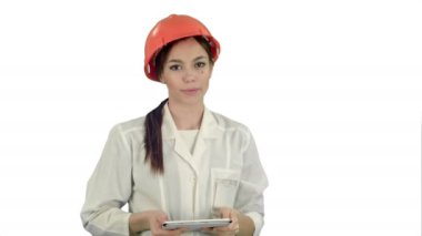 Kameranın beyaz zemin üzerine alarak dijital tablet ile kadın mühendis gülümseyen