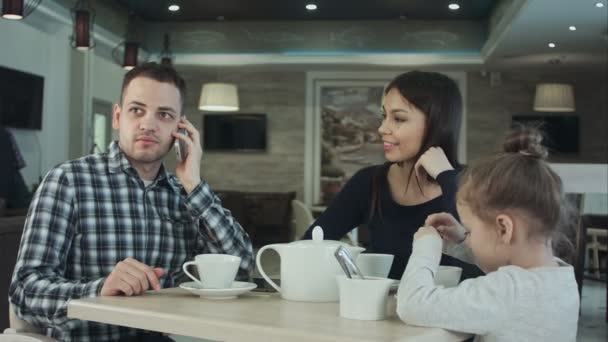 Moeder probeert aandacht te trekken vaders dochter terwijl hij is druk in gesprek met telefoon. Moeder indignanting. — Stockvideo