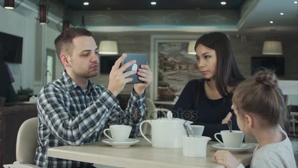 Moderne familiewaarden. Vader verslaafd over het gebruik van elektronische apparaten tablet pc, terwijl zijn vrouw op zoek boos op hem. — Stockvideo