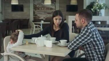 Üç küçük kızı Cafe ile sıradan aile. Çocuklarının güven verici anne ve baba.