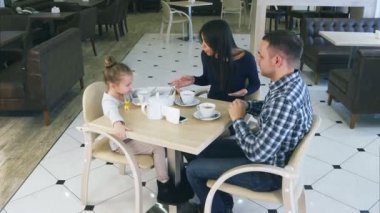 Kızgın anne kızı ve kocası kafede suçluyorsun. Kulaklarını kapatma Littke kız.