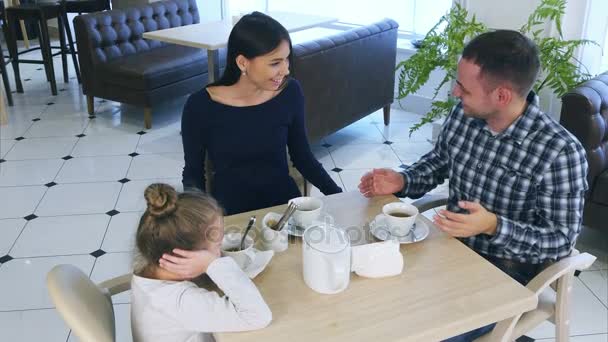Familienstreit im Café. Mutter ist sehr nervös und schimpft auf Tochter und Ehemann. — Stockvideo